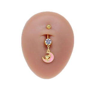 Dettaglio del piercing all'ombelico dorato con ciondolo luna rosa e coniglio