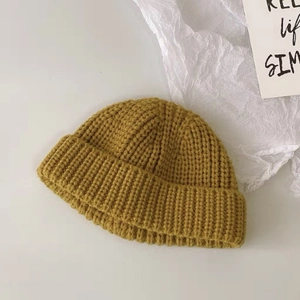 Detalle del tejido de punto del gorro de invierno amarillo jengibre para niños