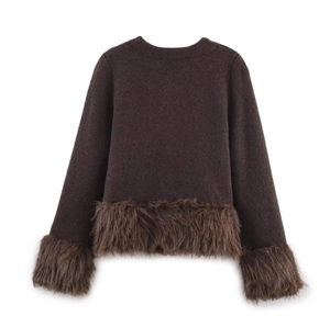 Détails de la veste en tricot marron foncé avec bordure en fausse fourrure aux manches