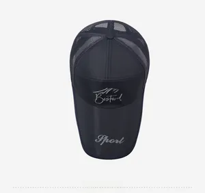 Dettaglio cappello sportivo blu navy con ricamo a montagna e rete traspirante sul retro