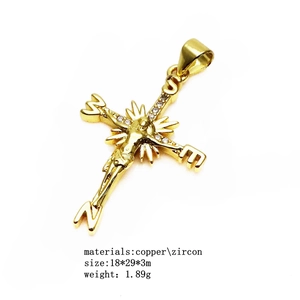 Pendentif boussole croix en cuivre plaqué or 14K avec zircons et détails géométriques