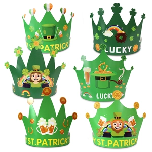 Détail de six couronnes de fête de la Saint-Patrick en papier avec trèfles verts