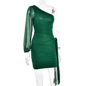 Détail de la mini-robe verte à une épaule présentant des fronces et un drapé latéral