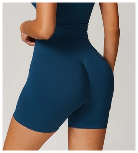 Gros plan du short de yoga sans couture bleu foncé montrant l'effet galbant et la taille haute