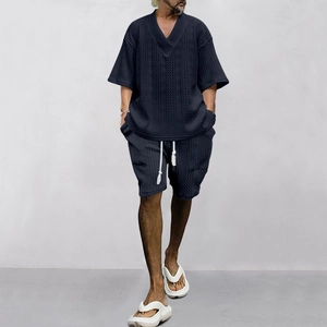 Detaillierte Strickstruktur des dunkelblauen Herren V-Ausschnitt Sets mit Shorts