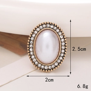 Dettaglio macro dell'accessorio per scarpe con perla e strass vintage con misure