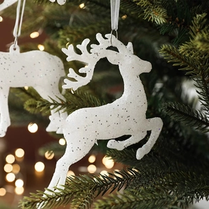 Décoration de renne blanc pailleté suspendue à une branche de sapin de Noël