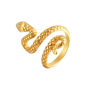 Detailansicht goldener Schlangenring mit Schuppentextur und verstellbarer offener Ringschiene