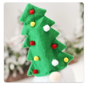 Dettaglio di decorazione natalizia in feltro verde con pon pon colorati e base di peluche