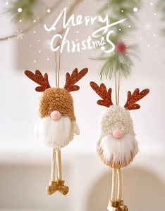Détail de pendentifs lutins de Noël avec bois de renne pour décoration de sapin de Noël