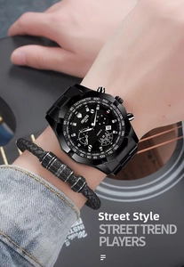 Gros plan sur la montre chronographe ORUSS en acier noir et son bracelet tressé assorti
