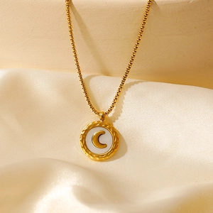 Dettaglio della collana placcata oro 18K con luna crescente su pendente di conchiglia