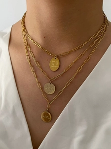 Ensemble de colliers dorés à trois rangs avec pendentifs géométriques gravés de texte