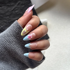 Detailansicht von Mandel-Press-on-Nägeln mit 3D-Blumen, Perlen und Macaron-Spitzen