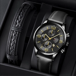 Détail d'une montre homme noire avec bracelet en cuir et bracelet tressé assorti