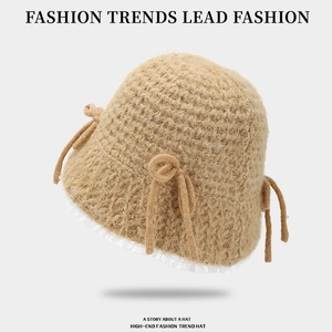 Cappello a secchiello in maglia beige con fiocco e bordo in pizzo bianco elegante