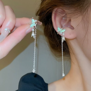 Boucles d'oreilles lune argentées avec zircon vert et longs pompons pour femme