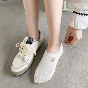 White cotton low cut socks with bear embroidery worn with casual platform sneakers
