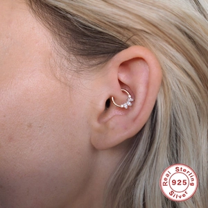 Détail macro du piercing d'oreille daith en argent 925 rose doré et zircons marquises