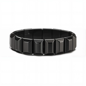 Bracelet minimaliste pour hommes avec perles d'hématite noires sur fond blanc