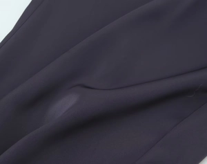 Détail macro du tissu satiné violet foncé haute densité à texture tricotée lisse
