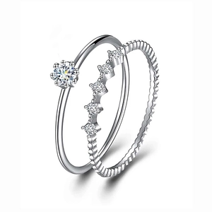 Conjunto elegante de anillos apilables de plata con circón redondo y banda curva