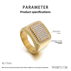 Dettaglio macro anello quadrato dorato 17mm in acciaio inox con strass pavé