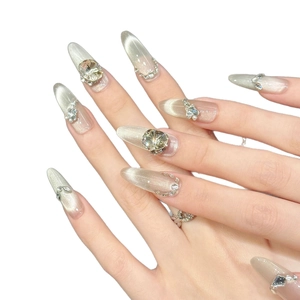 Faux ongles stiletto œil de chat pailletés champagne avec strass et perles luxe
