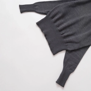Maglione classico grigio scuro in maglia con spalle scoperte e finiture a costine