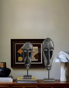 Artistiek Afrikaans decoratief masker van hars met handgeschilderde witte patronen