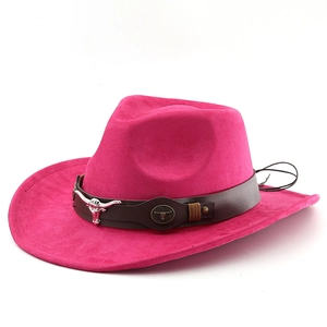 Chapeau de cowboy fuchsia en daim avec bande en cuir et ornement de tête de taureau argenté
