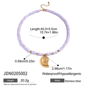 Vue détaillée du collier perles mauves en acier doré 18K avec dimensions du pendentif coquille