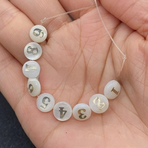 Perline di conchiglia piatte con numeri metallici oro e argento 0-9 per gioielli fai da te