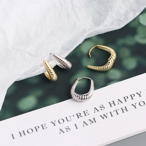 Close-up of twisted rope texture on silver and gold S925 sterling silver hoop earrings