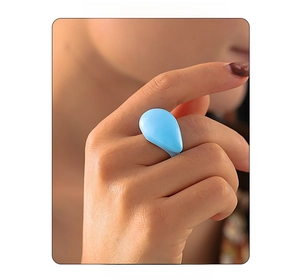Detail eines hellblauen Emaille-Rings in Tropfenform getragen am Zeigefinger mit Goldfinish