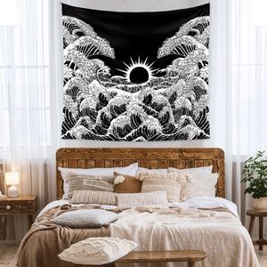 Dettaglio di un arazzo giapponese con onde bianco e nero come decorazione per camera