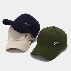 Casquette de baseball en coton avec broderie avion en bleu marine, beige et vert armée