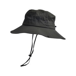 Dettaglio cappello da sole impermeabile verde scuro con coulisse regolabile e tesa larga