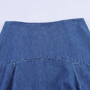 Detailansicht der Jeansrock-Taille mit feinen Doppelnähten und Denim-Textur-Fokus
