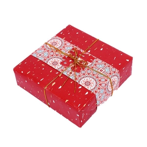 Boîte cadeau rouge carrée avec points dorés et ruban imprimé bohème avec cordon doré