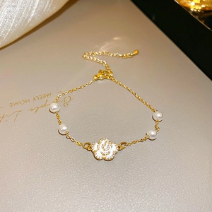 Vue détaillée du bracelet fleur de camélia avec perles d'imitation et cristaux brillants