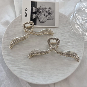 Eleganti mollette per capelli in metallo dorato con perle bianche e strass scintillanti
