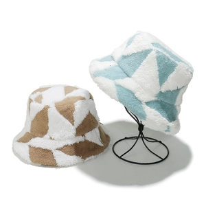 Chapeau bob en peluche pour femme avec motif géométrique à losanges marron et bleu