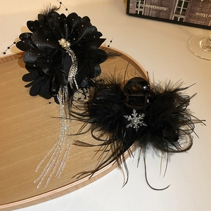 Pinces à cheveux élégantes en plumes d'autruche noires avec pompons en strass sur plateau