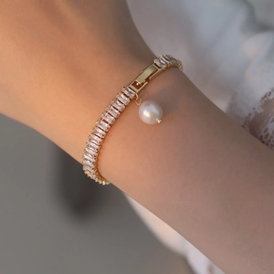 Bracelet élégant en or avec cristaux rectangulaires et pendentif en perle pour femme