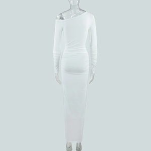 Vue arrière détaillée de la robe longue blanche à une épaule avec détails de texture froncés
