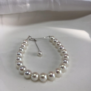 Close-up of s925 silver pearl bracelet with iridescent luster and adjustable chain