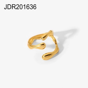 Bague ouverte dorée géométrique irrégulière avec design fluide sur fond blanc épuré