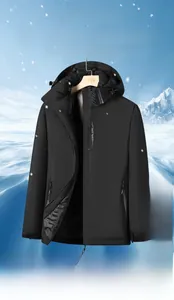 Details einer wasserdichten Herrenjacke mit Graphen-Futter und Schneeburg-Hintergrund