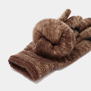 Dettaglio di guanti in maglia con spessa fodera in peluche marrone e trama a righe